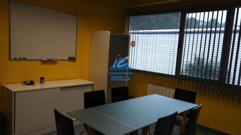 Pabellón en alquiler con buenas oficinas